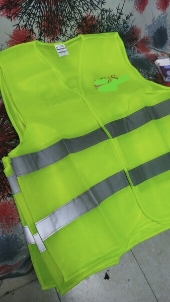 Veste reflectorizante simple sau personalizate